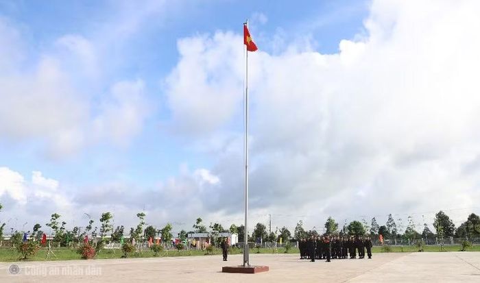 Các “chiến sĩ nhí” thực hành nghi thức chào cờ Tổ quốc.