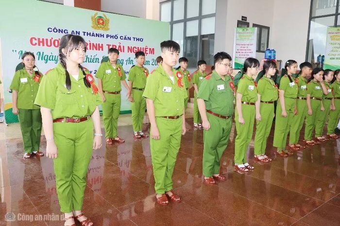 Thực hành các động tác điều lệnh đội ngũ từng người tay không.