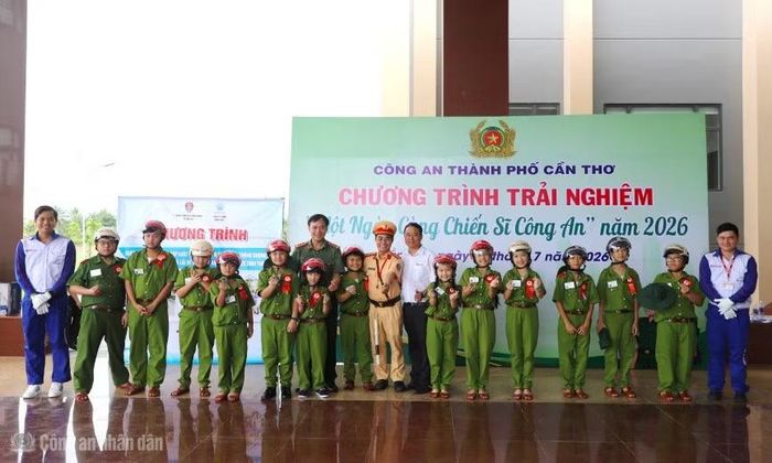 Đại diện Phòng CSGT và Công Hồng Đức giới thiệu về Luật TTATGT đường bộ và hướng dẫn kỹ năng lái xe an toàn.