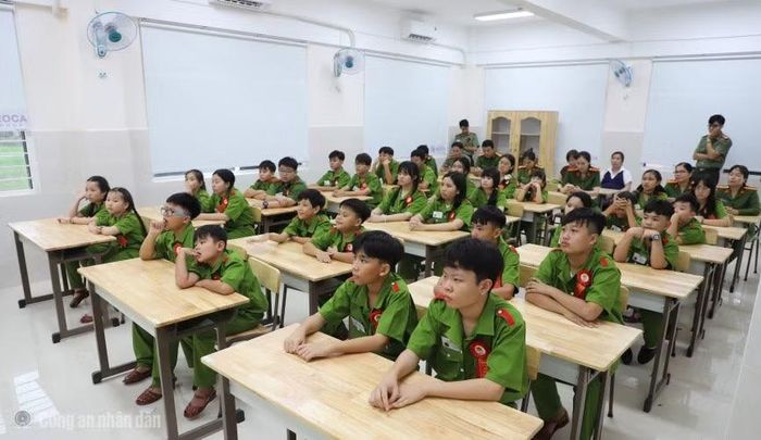 Đại diện Phòng An ninh mạng Công an TP Cần Thơ tuyên truyền, hướng dẫn bảo vệ trẻ em trên không gian mạng.