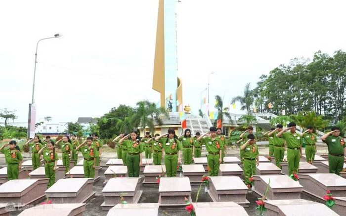 Các "chiến sĩ nhí" viếng Nghĩa trang liệt sĩ Sóc Trăng.