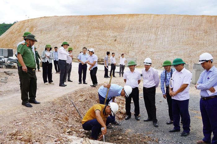 Đoàn công tác gồm lãnh đạo UBND tỉnh Quảng Trị cùng các sở, ban, ngành, địa phương kiểm tra, đốc thúc việc xây dựng các trường liên cấp trên địa bàn.