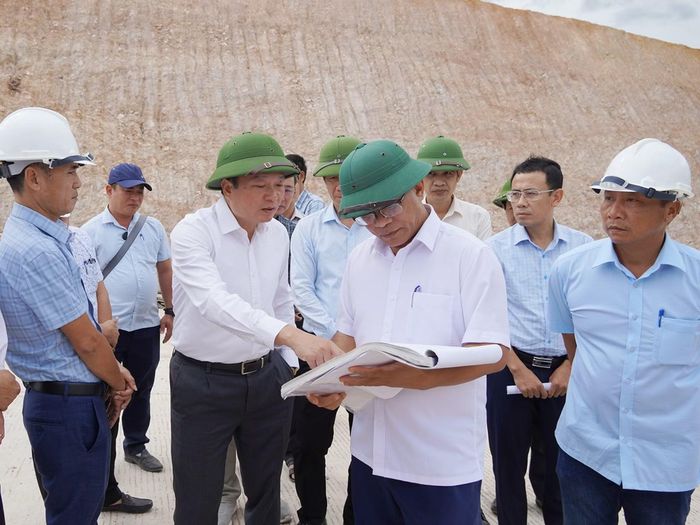 Đồng chí Lê Hồng Vinh - Chủ tịch UBND tỉnh Quảng Trị kiểm tra các công trình trường học được xây mới trên địa bàn tỉnh Quảng Trị.