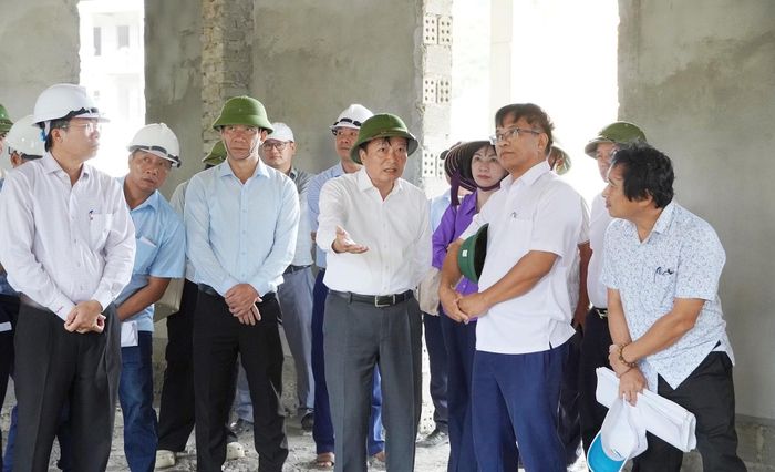 Đồng chí Lê Hồng Vinh chỉ đạo chủ đầu tư, các đơn vị thi công đẩy nhanh tiến độ và đảm bảo chất lượng các công trình trường học tại các xã biên giới.