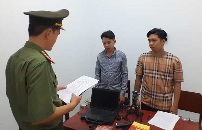 Cơ quan An ninh điều tra tống đạt các quyết định tố tụng đối với Lê Hoàng Nhân và Bùi Huỳnh Thiên Vỹ.