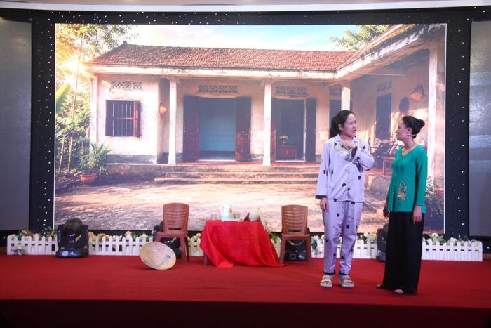 Đại úy Trần Linh Chi, cán bộ Công an tỉnh Khánh Hòa (bên trái) trong vai Mộng Lan - một cô gái sa vào cạm bẫy "việc nhẹ, lương cao".