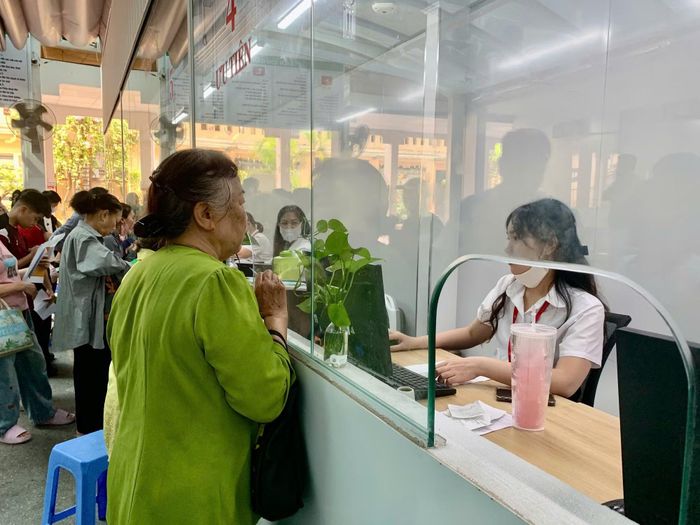 Bệnh viện Đa khoa Xanh Pôn tăng cường nhân viên hỗ trợ tại khu vực tiếp đón, đăng ký khám bệnh.