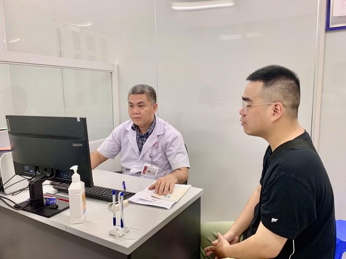 Bác sĩ Bệnh viện Đa khoa Xanh Pôn đang thăm khám cho bệnh nhân.