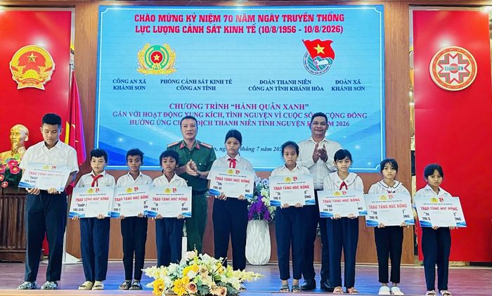 Trao tặng học bổng "Thắp sáng ước mơ" cho học sinh nghèo vượt khó học giỏi tại xã Khánh Sơn.