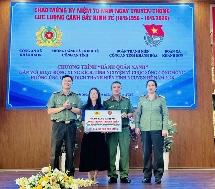 Trao tặng Bảng tượng trưng công trình thanh niên "Thắp sáng đường quê bằng năng lượng xanh" trị giá 30 triệu đồng cho Đoàn Thanh niên xã Khánh Sơn.