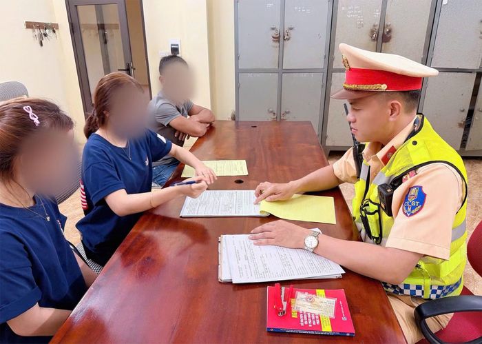 Lực lượng Cảnh sát giao thông lập biên bản vi phạm hành chính đối với người điều khiển phương tiện và người giao xe cho người không đủ điều kiện điều khiển.