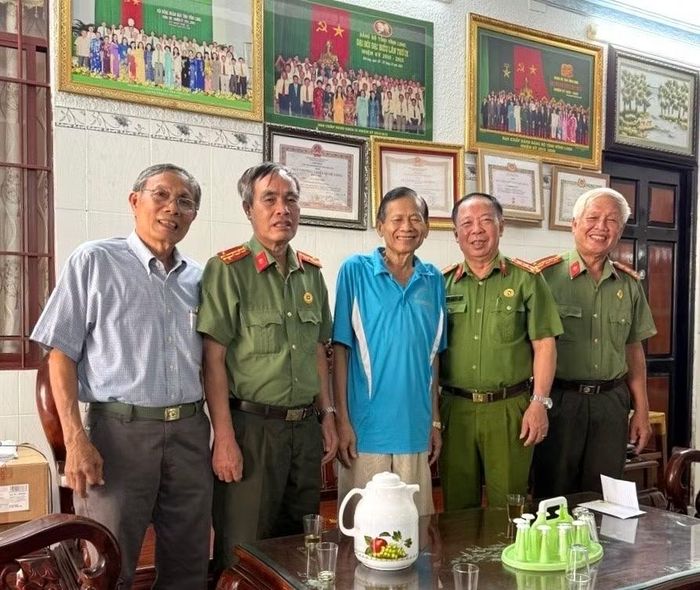 Hội Cựu CAND Việt Nam và Hội Cựu CAND tỉnh Vĩnh Long thăm tặng quà đồng chí Lê Quang Đạo, Nguyên Trưởng Công an huyện Tam Bình (Vĩnh Long cũ), là Hội viên Hội Cựu CAND xã Tam Bình mắc bệnh hiểm nghèo.
