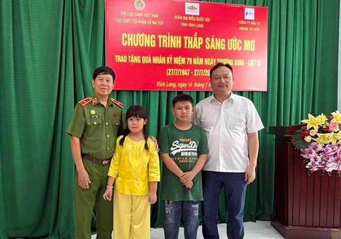 Thiếu tướng Vũ Hùng Vương phối hợp các đơn vị đồng hành trao quà cho 2 cháu học sinh con liệt sĩ CAND nhằm động viên các cháu vươn lên trong học tập.