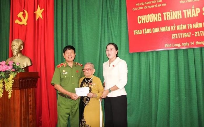 Thay mặt Hội Cựu CAND Việt Nam và Đoàn Đại biểu Quốc hội tỉnh Vĩnh Long, Thiếu tướng Vũ Hùng Vương và đồng chí Nguyễn Thị Yến Nhi trao quà tri ân Mẹ Việt Nam Anh hùng Nguyễn Thị Sáng.