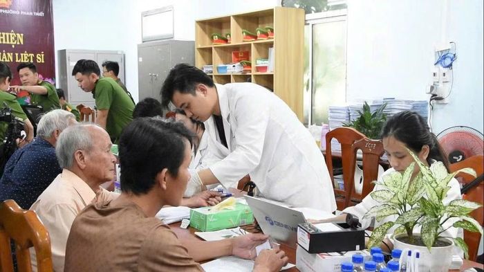 Đội ngũ thực hiện thu mẫu thực hiện nhiệm vụ đúng quy trình, nhanh chóng, cẩn thận.