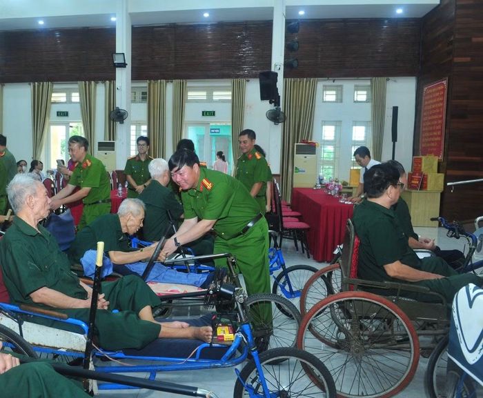 Các đồng chí lãnh đạo và CBCS Cục Cảnh sát phòng, chống tội phạm về môi trường thăm hỏi, tri ân các đồng chí thương binh tại Trung tâm Điều dưỡng thương binh Thuận Thành, tỉnh Bắc Ninh.