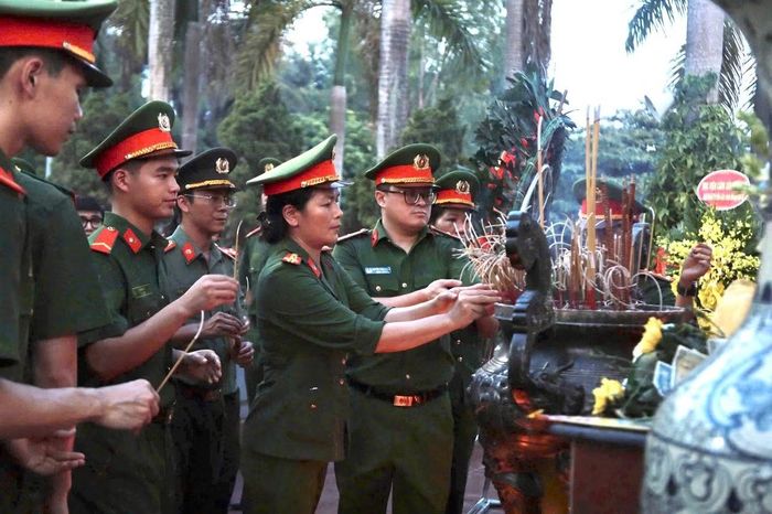 CBCS các đơn vị thành kính dâng hương tri ân các Anh hùng Liệt sĩ.