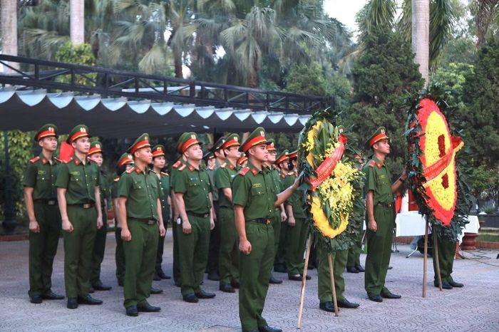 Đoàn công tác thành kính dâng hương tưởng nhớ các Anh hùng Liệt sĩ tại Nghĩa trang Liệt sĩ Nhổn (Hà Nội).