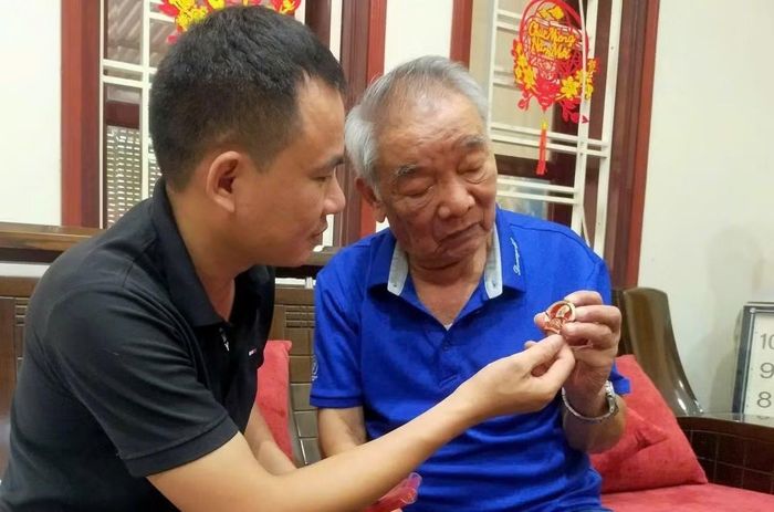 Huy hiệu Bác Hồ được Chủ tịch nước Tôn Đức Thắng tặng thưởng là một trong những kỷ vật thiêng liêng mà đồng chí Vũ Xuân Thu nâng niu, gìn giữ