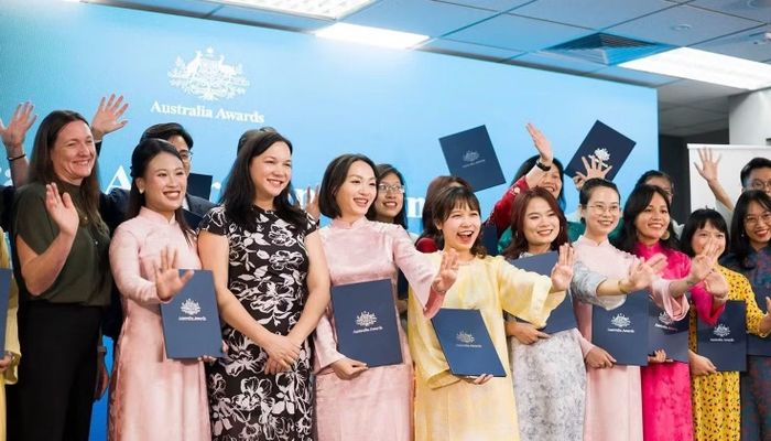 Lê Thị Thủy Tiên và các sinh viên nhận học bổng Chính phủ Australia