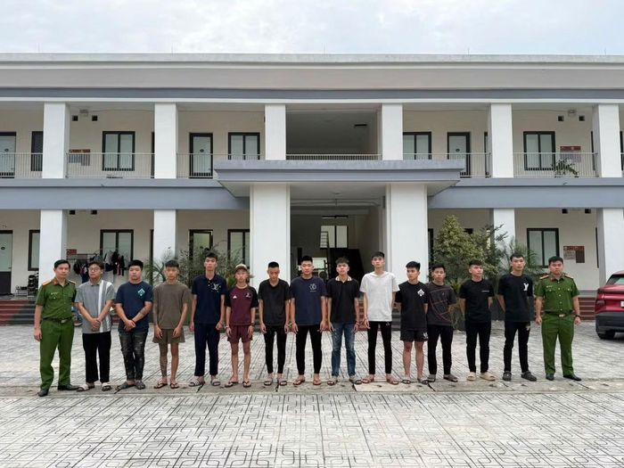 Các đối tượng bị bắt giữ và tang vật liên quan.