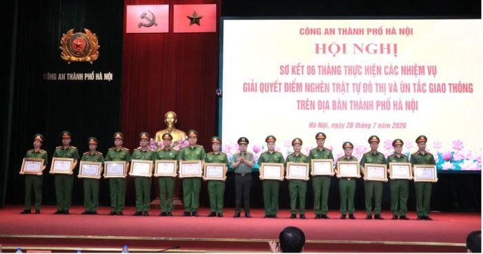 Trung tướng Nguyễn Thanh Tùng trao Bằng khen của UBND TP Hà Nội tặng các tập thể, cá nhân có thành tích xuất sắc.