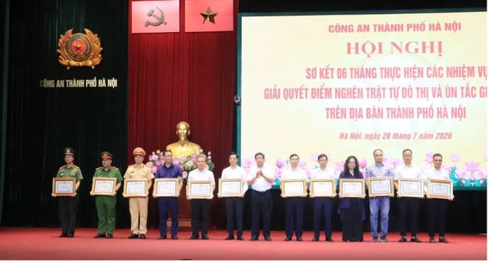 Phó Chủ tịch Thường trực UBND TP Hà Nội Dương Đức Tuấn trao Bằng khen của Chủ tịch UBND TP Hà Nội tặng các tập thể, cá nhân có thành tích xuất sắc.