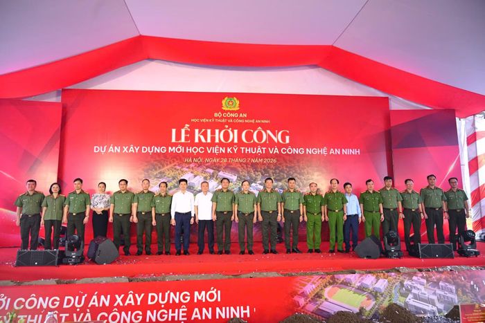 Thứ trưởng Đặng Hồng Đức và các đại biểu chụp ảnh tại lễ khởi công dự án.