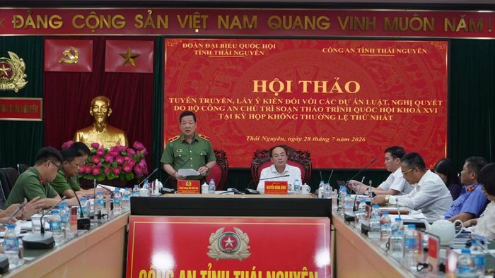 Thiếu tướng Bùi Đức Hải, Giám đốc Công an tỉnh Thái Nguyên phát biểu tại hội thảo.