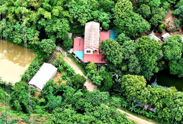 Công an xã Văn Bàn sử dụng flycam tuần tra, phát hiện ổ nhóm đánh bạc tại nhà Lý Thị Tâm. Ảnh: Quỳnh Trang