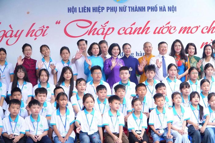 Ngày hội "Chắp cánh ước mơ cho con" lần thứ V tại xã Dân Hòa (thành phố Hà Nội) có sự tham gia của 100 trẻ mồ côi, trẻ em có hoàn cảnh đặc biệt khó khăn trên địa bàn. (Ảnh: Hà Nội mới)
