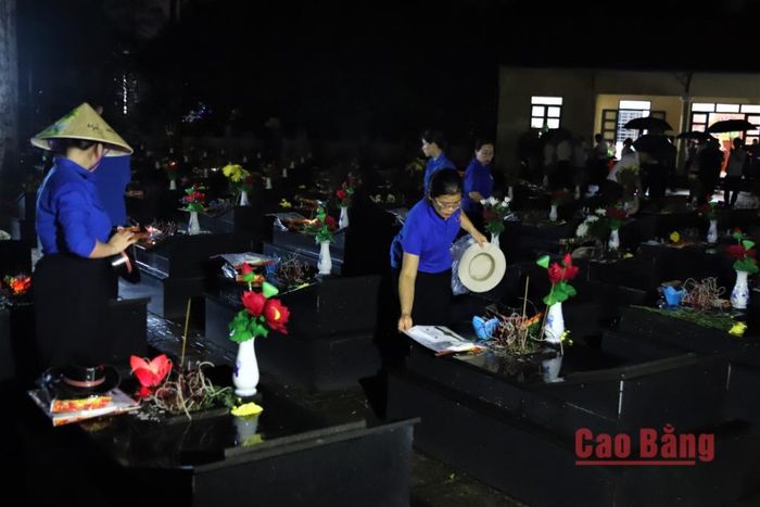 Cán bộ, công chức Sở Nội vụ thành kính dâng hương, dâng hoa tại các phần mộ liệt sĩ tại nghĩa trang.