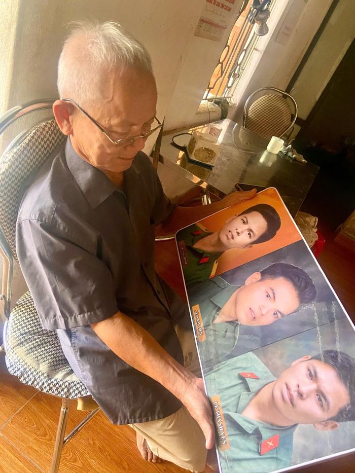 Cựu chiến binh Lê Quang Vịnh, Tổ dân phố Đức Chính, phường Nùng Trí Cao bên bức ảnh của 3 người chú liệt sĩ.