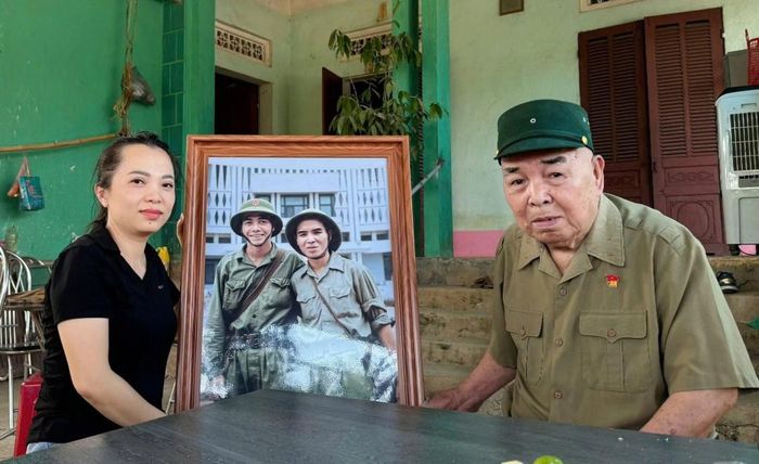 Chị Dương Hoàng Lan trao tặng ảnh cho cựu chiến binh Bế Ích Quân, xóm Thanh Bình, xã Hòa An.