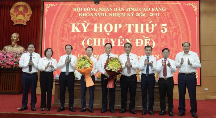 Lãnh đạo Tỉnh ủy, HĐND, UBND tỉnh tặng hoa chúc mừng các đồng chí trúng cử và miễn nhiệm các chức danh tại kỳ họp.