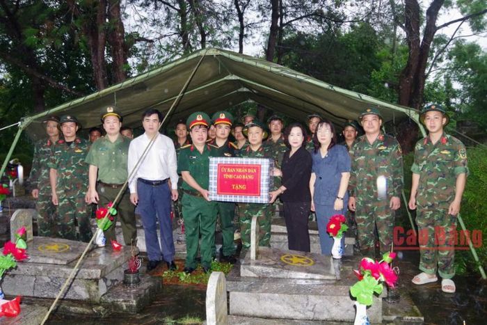 Phó Chủ tịch UBND tỉnh Hà Nhật Lệ tặng quà cán bộ, chiến sĩ thực hiện nhiệm vụ tìm kiếm, quy tập và xác định danh tính hài cốt liệt sĩ.