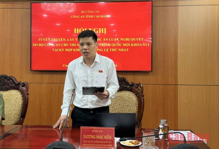 Đồng chí Dương Mạc Kiên, Phó Trưởng Đoàn chuyên trách Đoàn đại biểu Quốc hội tỉnh phát biểu kết luận hội nghị.