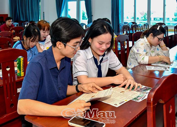 Người lao động tìm hiểu thông tin tuyển dụng, đơn hàng được Trung tâm Dịch vụ việc làm tỉnh và doanh nghiệp phối hợp đưa về tận cơ sở.