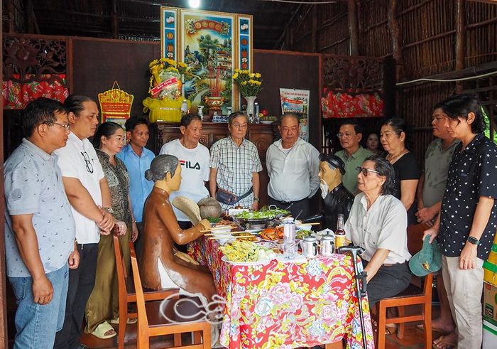 Dòng họ đồng chí Trần Văn Thời cùng lãnh đạo Bảo tàng tỉnh chụp ảnh lưu niệm bên mâm giỗ ông Trần Văn Mạnh, thân sinh Anh hùng LLVTND Trần Văn Thời.