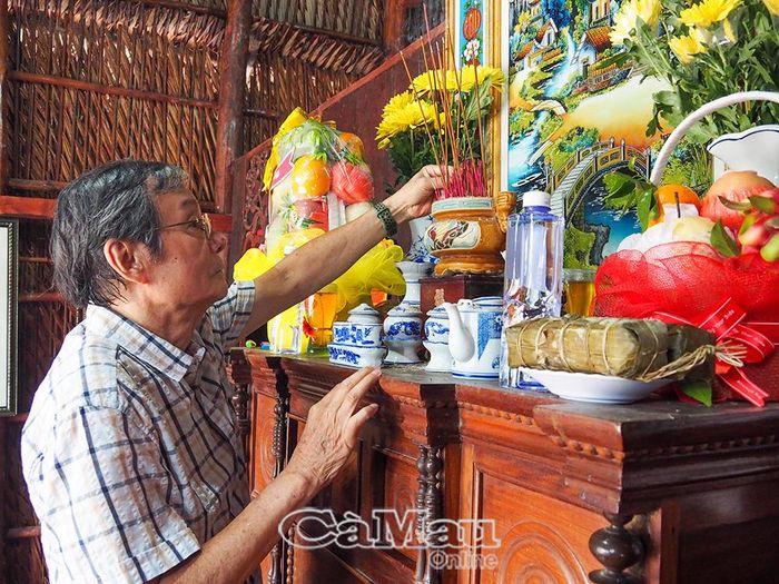 Ông Trần Hòa Bình, cháu ruột của Anh hùng LLVTND Trần Văn Thời, thắp hương tưởng nhớ ông bà.