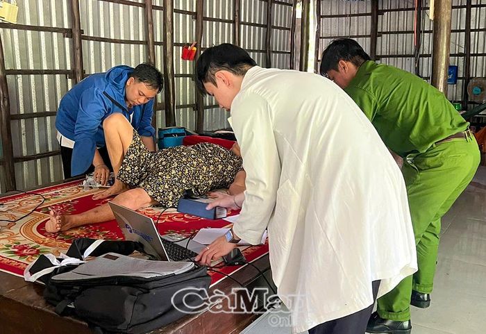 Lực lượng đến tận nhà hỗ trợ lấy mẫu ADN cho bà Trần Thị Ái, em ruột Liệt sĩ Trần Văn Tươi, Ấp 16.
