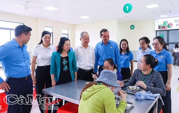Phó Chủ tịch Tổng LÐLÐ Việt Nam Thái Thu Xương (thứ ba từ trái sang) đến khảo sát căn tin, tìm hiểu đời sống và bữa ăn ca của công nhân tại Công ty TNHH Chế biến Thủy sản Minh Phú Khánh An (xã Khánh An).
