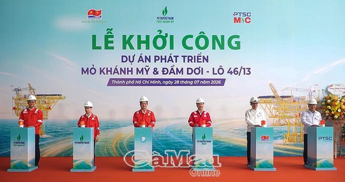  Các đại biểu thực hiện nghi thức bấm nút khởi công dự án