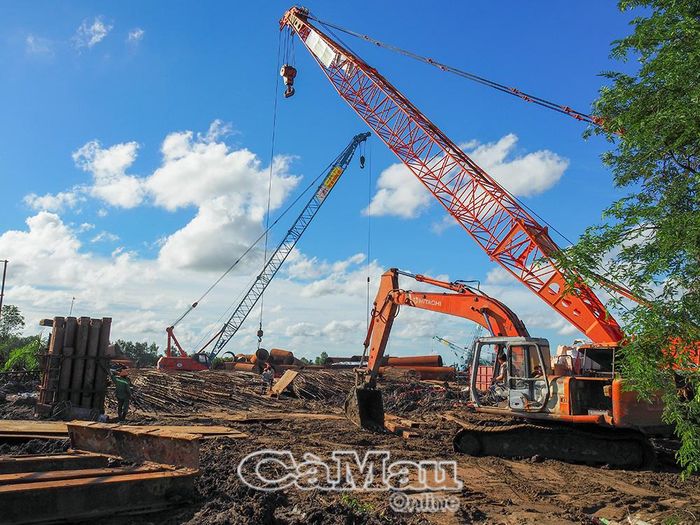 Hiện trên công trường, nhà thầu đã huy động gần 300 đầu thiết bị chuyên dùng cùng gần 800 cán bộ, kỹ sư và công nhân thực hiện công trình (Ảnh chụp tại công trình cầu Sông Đốc 2 dài hơn 1200m, cây cầu dài thứ 2 trên tuyến, nối 2 xã Khánh Bình qua xã Lương Thế Trân)