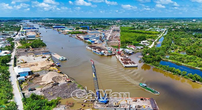 Cầu Sông Ðốc 1 trên địa bàn Xã Hồ Thị Kỷ, dài 2.293 m, rộng 24,75 m (4 làn xe), tổng trị giá trên 2.000 tỷ đồng, cũng là cầu lớn nhất trên tuyến.