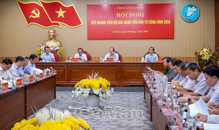  Các đồng chí lãnh đạo tỉnh chủ trì và đại biểu dự hội nghị.