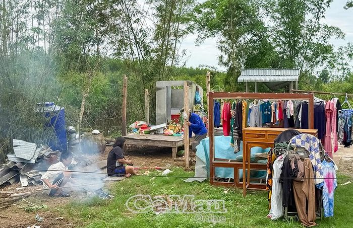  Căn nhà của gia đình bà Bùi Ngọc Giàu, ấp Vồ Dơi, bị sập hoàn toàn.