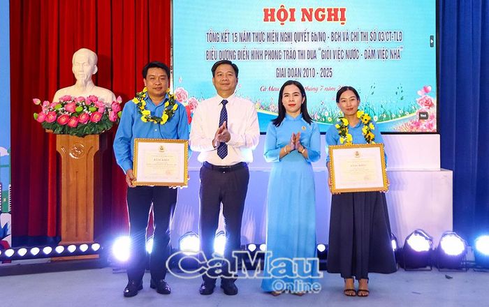 Ủy viên Ban Thường vụ Tỉnh ủy, Phó Trưởng đoàn chuyên trách Đoàn đại biểu Quốc hội tỉnh Nguyễn Bình Tân và Phó Chủ tịch Thường trực LĐLĐ tỉnh Ngô Diễm Phúc trao Bằng khen của LĐLĐ tỉnh cho các tập thể có thành tích xuất sắc.