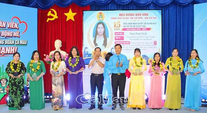 Phó Trưởng ban Thường trực Ban Nội chính Tỉnh ủy Huỳnh Chí Kiên (bên trái) và Phó Chủ tịch LĐLĐ tỉnh Huỳnh Văn Đậm trao biểu trưng của LĐLĐ tỉnh tặng các cá nhân tiêu biểu.