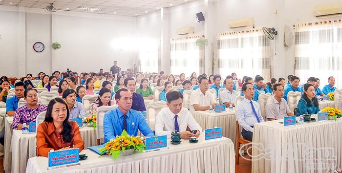 Các đồng chí lãnh đạo tỉnh và đại biểu tham dự hội nghị.